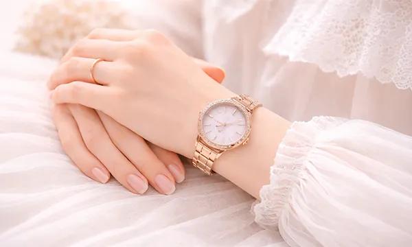 นาฬิกาควรใส่ข้างไหน ซ้ายหรือขวา คำตอบที่หลายคนอาจไม่เคยรู้