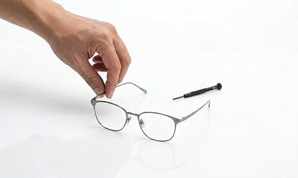 ขาแว่นเอียง แก้ยังไงดี? วิธีปรับเบื้องต้นที่คุณทำได้เอง